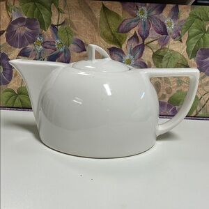 Vintage Art Deco Elegant White Teapot2/2